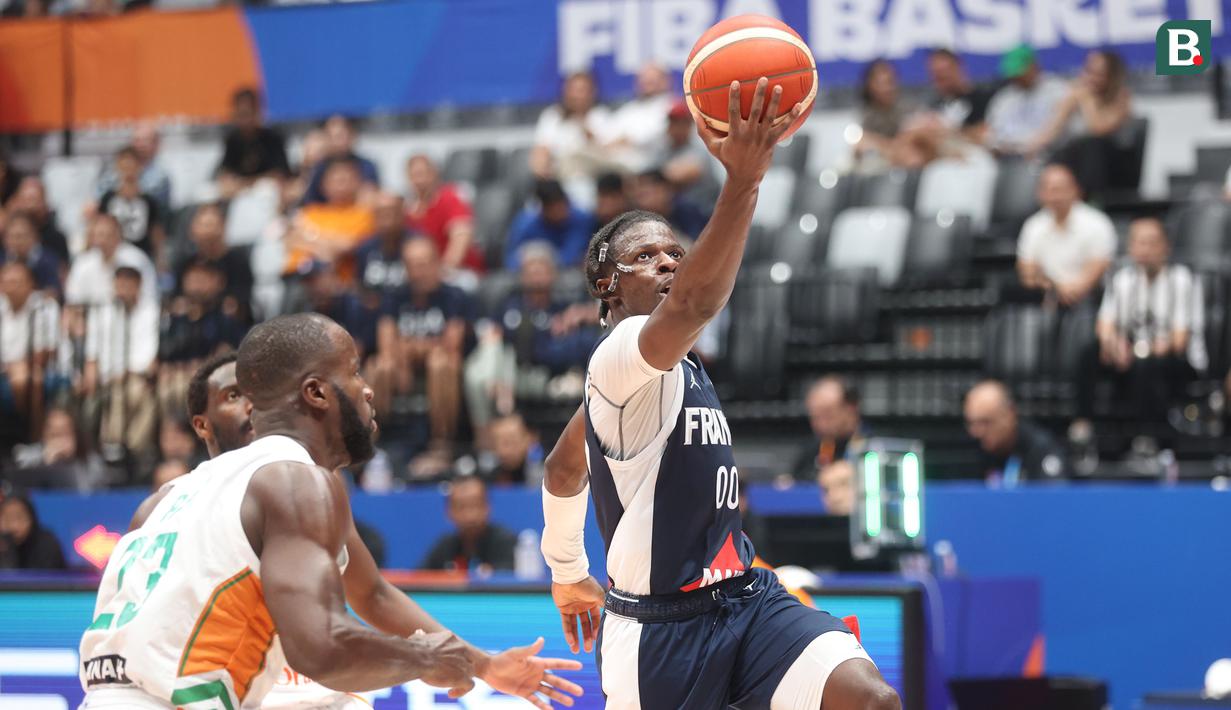 Pebasket Prancis, Sylvain Francisco, saat melawan Pantai Gading pada pertandingan FIBA World Cup 2023 di Indonesia Arena, Sabtu (2/9/2023). Prancis menang dengan skor 87-77. (Bola.com/M Iqbal Ichsan)