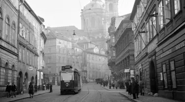 Sejumlah warga beraktivitas pada bulan September 1945 di kota Praha, Ceko. Praha adalah ibu kota Republik Ceko dan memiliki penduduk sekitar 1,5 juta jiwa. Kota ini dibelah sungai Vltava atau disebut pula Moldau dalam bahasa Jerman. (AFP Photo)
