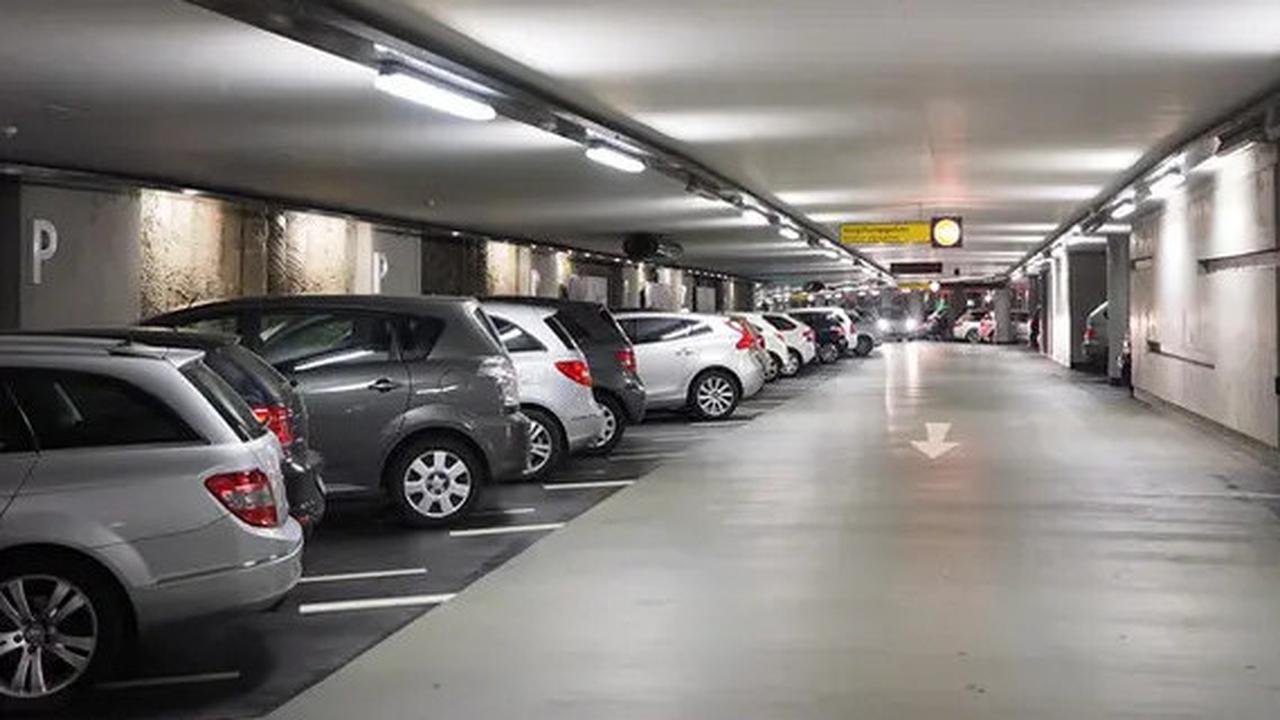 Mobil Ini Tertinggal di Bandara Selama Setahun, Biaya Parkirnya Selangit