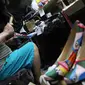 Perajin memproduksi sepatu di sebuah rumah industri di Jakarta, Selasa (6/3). Otoritas Jasa Keuangan (OJK) bekerja sama dengan Menko Perekonomian untuk meningkatkan volume dan kualitas kredit usaha kecil dan menengah (UKM). (Liputan6.com/Angga Yuniar)