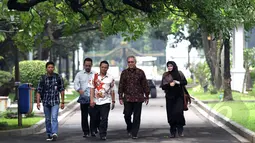 Iwan Fals (kedua dari kanan) bersama istri Rosana saat memasuki kawasan Istana Negara, Jakarta, untuk bertemu dengan Presiden Jokowi, Jumat (27/2/2015). Kedatangan Iwan Fals untuk membicarakan rencana konser "Nyanyian Raya”. (Liputan6.com/Faizal Fanani)