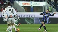 Gelandang Atalanta, Teun Koopmeiners saat mencetak gol ke gawang Venezia pada pertandingan lanjutan Liga Serie A Italia di Stadion Gewis di Bergamo, Italia, Selasa (30/11/2021). Kemenangan atas Venezia mengantar Atalanta berada di posisi keempat klasemen. (Spada/LaPresse via AP)