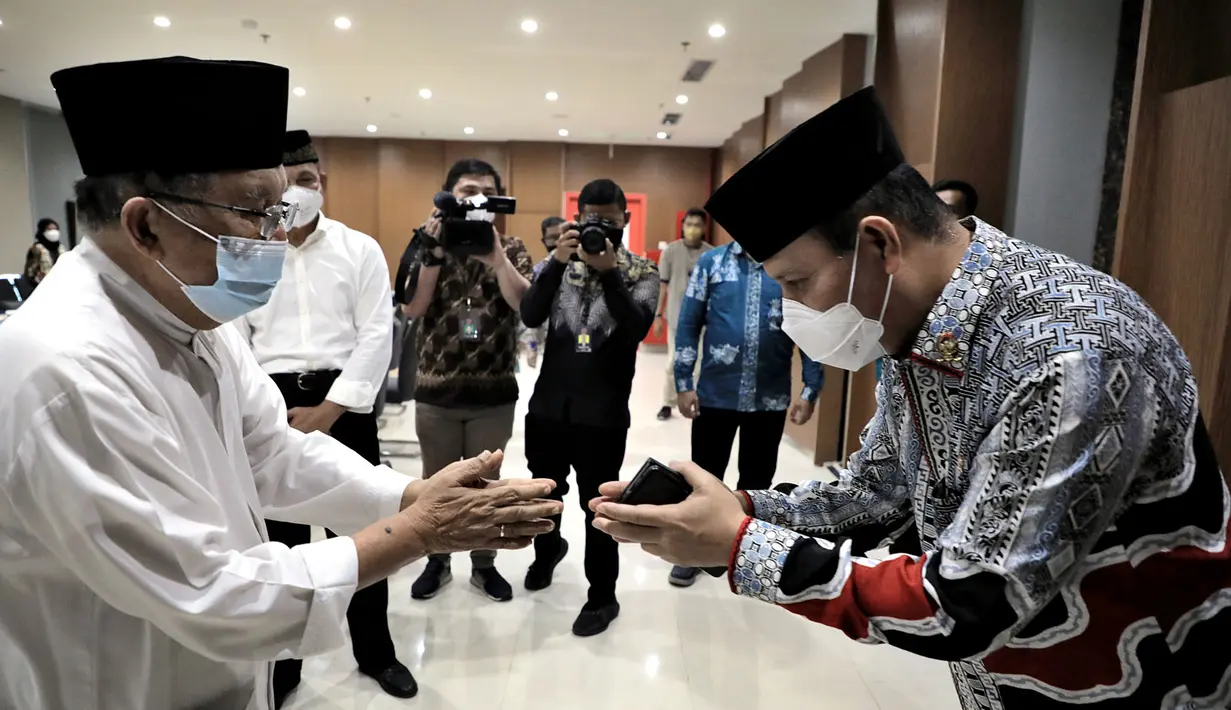 Ketua Umum Dewan Masjid Indonesia Jusuf Kalla (kiri) bertemu Kepala BNPT Komjen Pol Boy Rafli Amar di Kantor Pusat DMI, Jakarta, Jumat (4/2/2022). Pertemuan ini dalam rangka kerja sama program deradikaliasasi terorisme dengan melibatkan DMI di seluruh tingkatan wilayah Indonesia. (Foto: Istimewa)