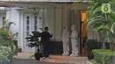 Gubernur DKI Jakarta Anies Baswedan berbincang dengan tim medis di rumah dinas Jalan Suropati, Menteng, Jakarta Pusat, Kamis (3/12/2020). Anies Baswedan melakukan isolasi mandiri di rumah dinas gubernur karena positif Covid-19 selama 14 hari ke depan. (Liputan6.com/Herman Zakharia)