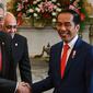 Presiden  Joko Widodo bersalaman dengan Perdana Menteri Singapura Lee Hsien Loong di Istana Merdeka, Minggu (20/10/2019). Jelang pelantikan di Gedung MPR, Jokowi menerima kunjungan lima kepala negara di Ruang Kredensial Istana Merdeka, Jakarta. (AFP Photo/Bay Ismoyo)