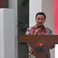 Menpora Imam Nahrawi saat memberikan ucapan selamat sekaligus penyerahan penghargaan buat para atlit dan pelatih yang berprestasi di Sea Games ke-28 Singapura 2015, di Gedung Kemenpora, Jakarta, Kamis (9/7/2015). (Liputan6.com/Herman Zakharia)