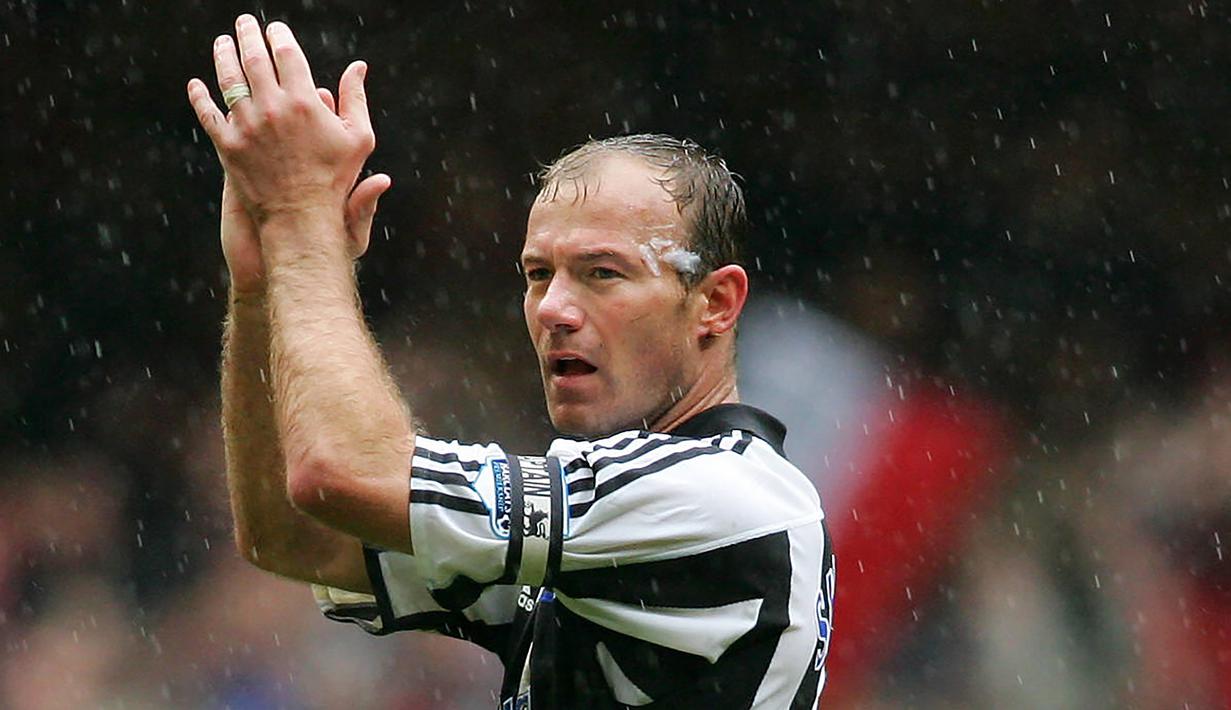 Alan Shearer (Newcastle) - Legenda Newcastle ini tercatat memiliki rekor gol cepat di Premier League. Shearer mencatatkan waktu 10,52 detik ketika membobol gawang Manchester City pada Januari 2003. (AFP/Adrian Dennis)