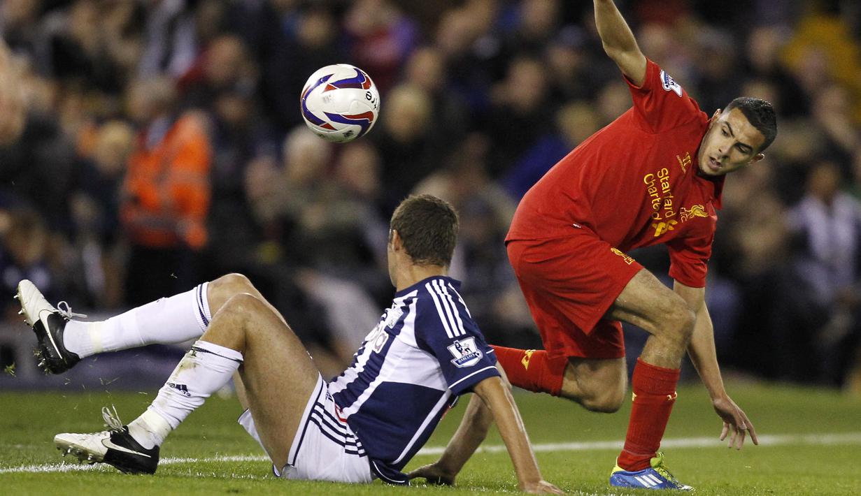 Oussama Assaidi. Sayap kiri Maroko berusia 34 tahun yang telah pensiun pada Juli 2019 bersama FC Twente ini tercatat pernah menjadi bagian Liverpool sejak awal musim 2012/2013 hingga pertengahan musim 2014/2015. Ia didatangkan dari salah satu klub Eredivisie, Heerenveen pada awal musim 2012/2013 dengan nilai transfer 4 juta euro. Bersama Liverpool ia hanya tampil dalam 12 laga di semua ajang dengan torehan 1 assist. Setelah sempat di pinjamkan ke Stoke City, ia akhirnya dilepas permanen ke klub Uni Emirat Arab, Al-Ahli pada tengah musim 2014/2015 dengan nilai transfer 6 juta euro. (AFP/Ian Kington)