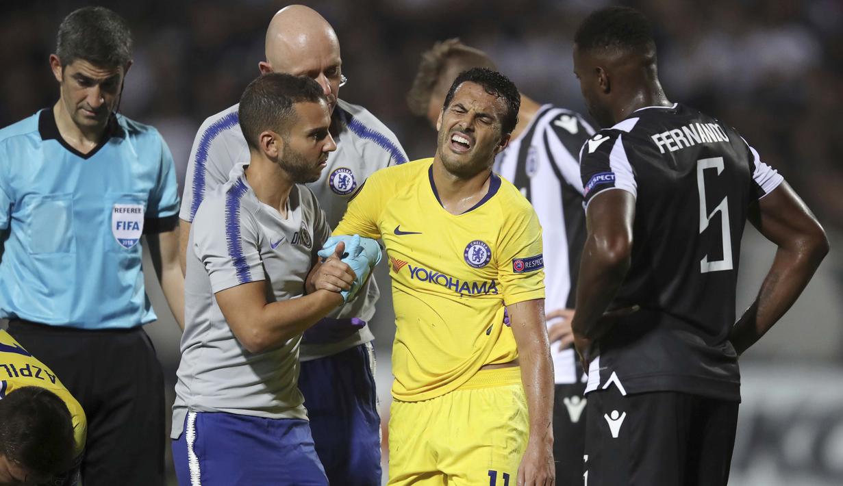 Gelandang Chelsea, Pedro Rodriguez, meringis kesakitan usai dilanggar pemain PAOK pada laga Liga Europa di Stadion Toumbas, Thessaloniki, Kamis (20/9/2018). PAOK takluk 0-1 dari Chelsea. (AP/Thanassis Stavrakis)