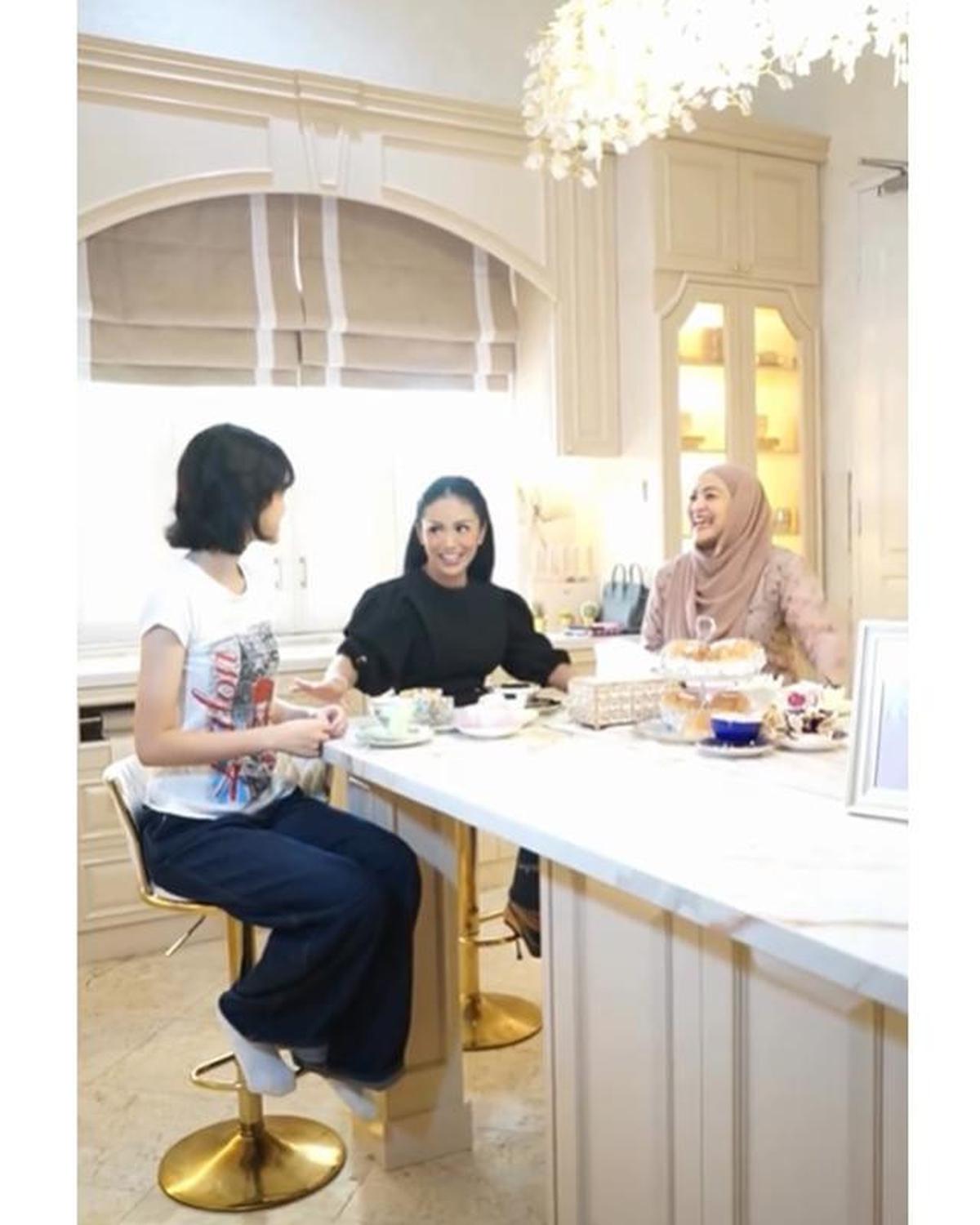 8 Potret Dapur Rumah Krisdayanti Usai Renovasi, Bergaya Klasik Modern