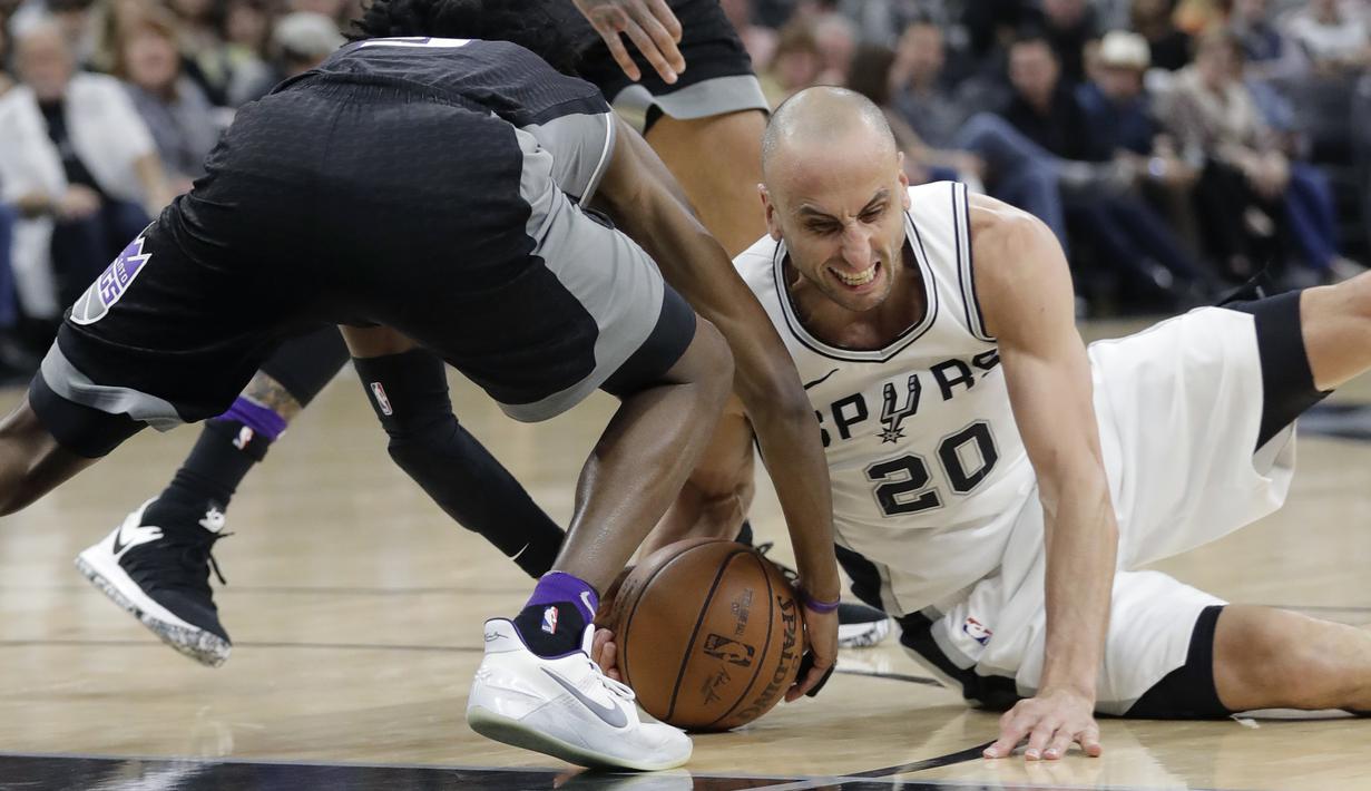 Pemain San Antonio Spurs, Manu Ginobili (20) jatuh saat berebut bola dengan pemain Sacramento Kings, De'Aaron Fox pada laga NBA basketball game di A&T Center, San Antonio, (9/4/2018). Spurs menang 98-85. (AP/Eric Gay)