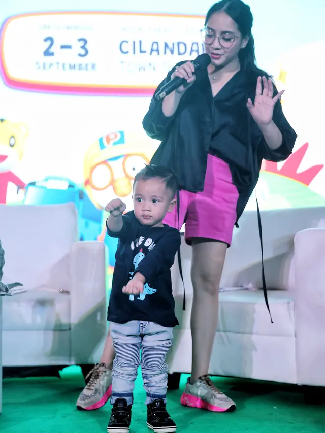Nagita Slavina Ikut Dampingi Anak saat Nonton Tayangan