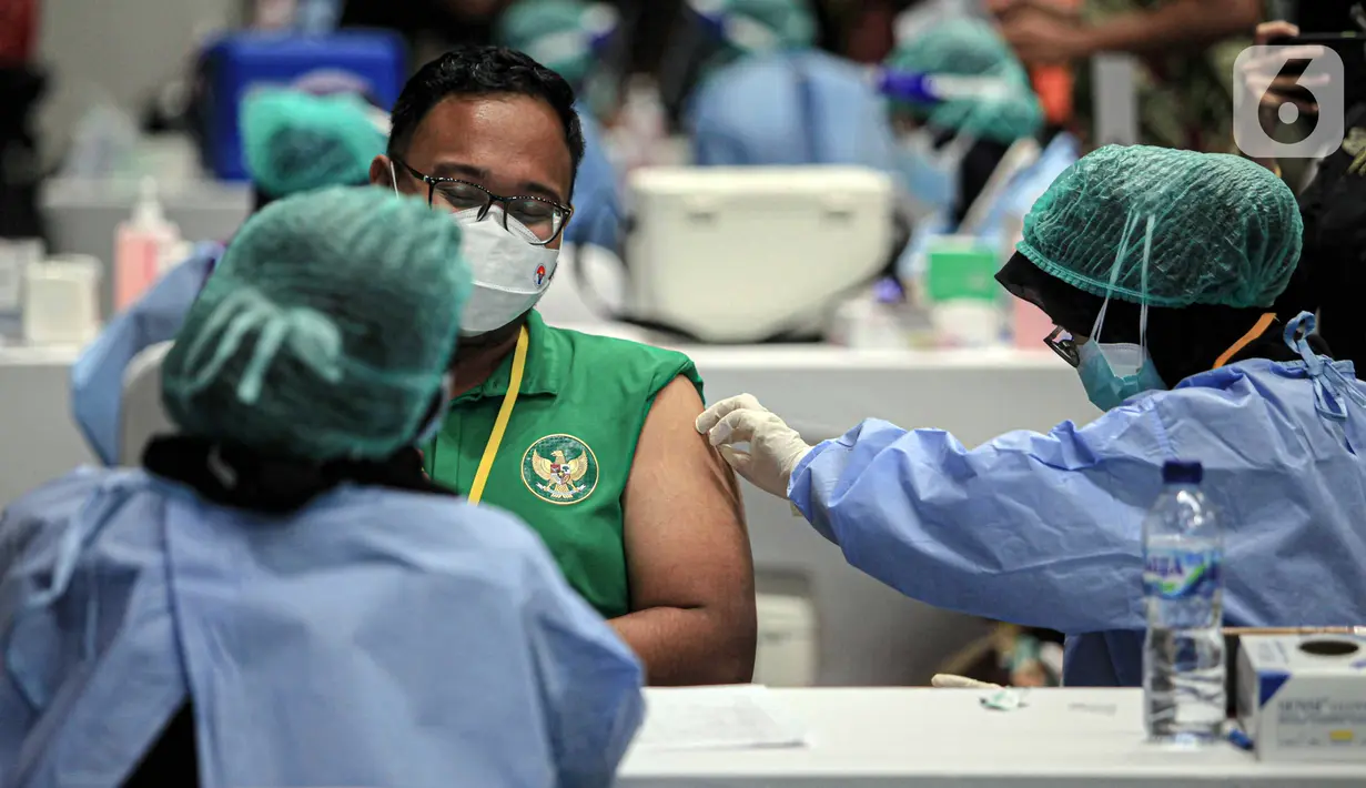 Petugas menyuntikkan vaksin COVID-19 kepada atlet di Istora Senayan, Jakarta, Jumat (26/2/2021). Sebanyak 5.000 atlet diprioritaskan karena mereka dijadwalkan mengikuti beberapa kejuaraan single event maupun multievent dalam waktu dekat. (Liputan6.com/Faizal Fanani)