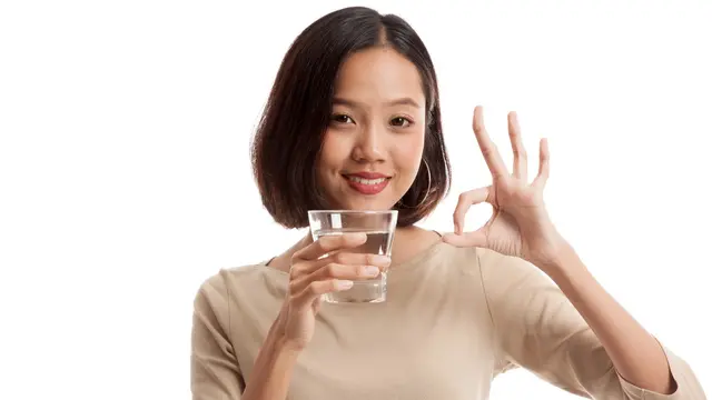 Ilustrasi minum air mineral