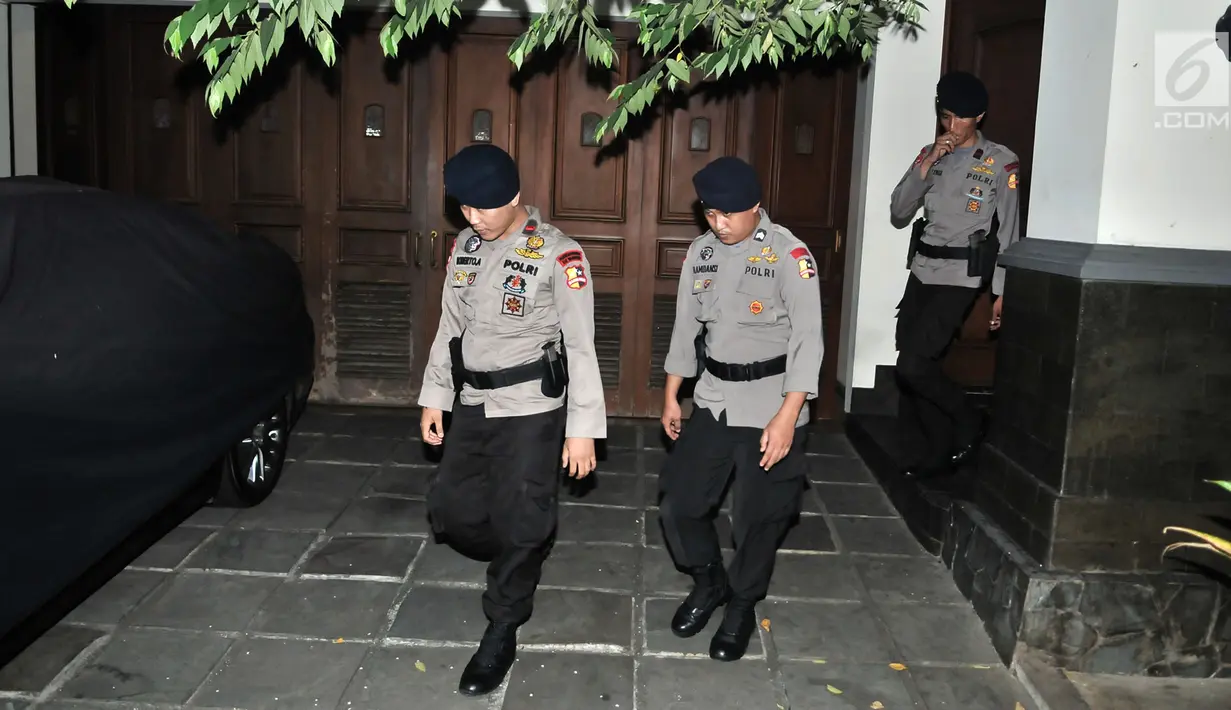 Polisi berjaga di rumah Direktur Utama PLN Sofyan Basir saat penggeledahan oleh tim penyidik KPKdi kawasan Bendungan Hilir, Jakarta, Minggu (15/7). Penggeledahan berawal dari OTT terhadap 13 orang di rumah Dinas Mensos. (Merdeka.com/Iqbal S Nugroho)