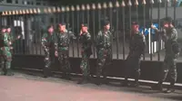 Pintu belakang Mabes Angkatan Darat, di Jalan Veteran, Jakarta Pusat, diamankan oleh sejumlah anggota TNI. (Liputan6.com/Putu Merta Surya Putra)