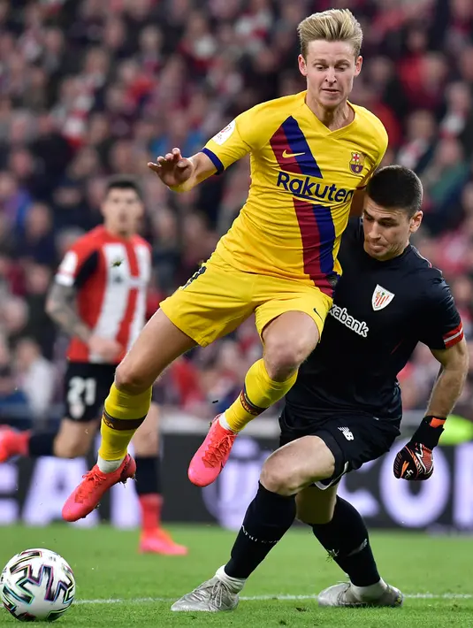Gelandang Barcelona, Frenkie de Jong, berebut bola dengan kiper Athletic Bilbao, Unai Simon pada babak perempat final Copa del Rey di San Mames, Kamis (6/2/2019). Barcelona kandas di babak perempat final Copa del Rey setelah takluk 0-1 di kandang Athletic Bilbao . (AP/Alvaro Barrientos)