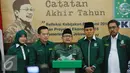 Ketua Umum PKB, Muhaimin Iskandar memberikan catatan akhir tahun di Kantor DPP PKB, Jakarta, (28/12). Dalam kesempatan itu PKB menyampaikan refleksi kebijakan ekonomi 2015 dan proyeksi ekonomi 2016 pemerintahan Jokowi-JK. (Liputan6.com/Faizal Fanani)