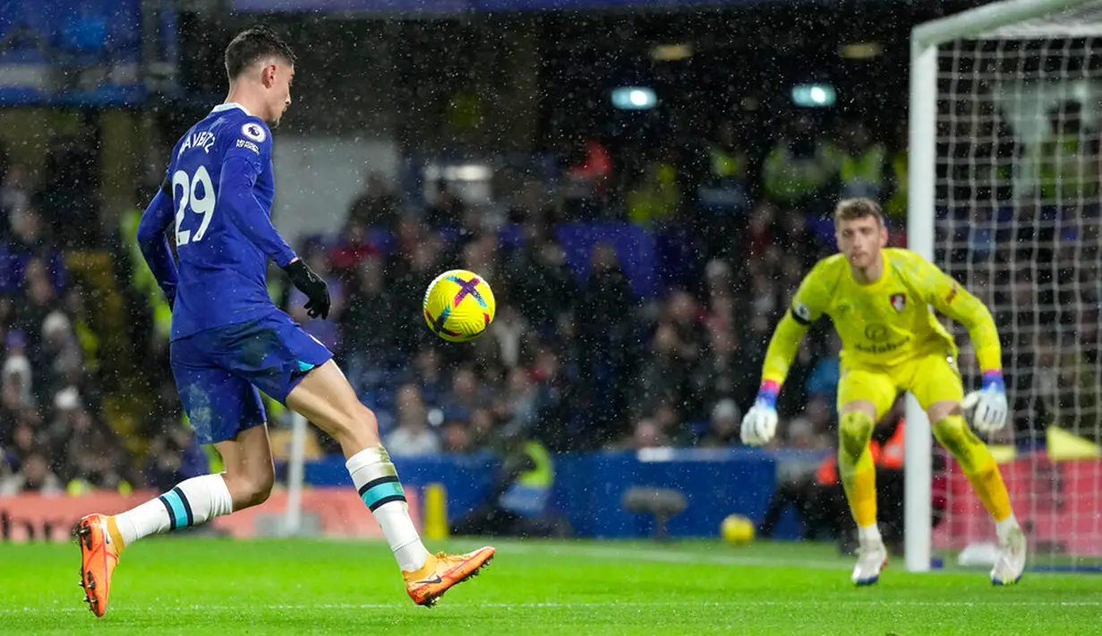 Pemain Chelsea Kai Havertz mengontrol bola saat melawan Bournemouth pada pertandingan sepak bola Liga Inggris di Stadion Stamford Bridge, London, Inggris, 27 Desember 2022. Chelsea mengalahkan Bournemouth dengan skor 2-0. (AP Photo/Kin Cheung)