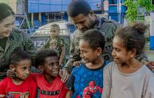 Sosok Polwan Berparas Ayu, Pasukan Penggempur KKB yang Ramah pada Anak Papua