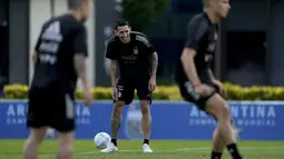 Gelandang Argentina, Angel Di Maria tersenyum saat mengikuti sesi latihan tim di Buenos Aires, Argentina, Selasa (9/11/2021). Timnas Argentina saat ini menempati peringkat kedua klasemen Kualifikasi Piala Dunia 2022 Zona Conmebol dengan koleksi 25 poin. (AP Photo/Natacha Pisarenko)