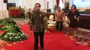 Presiden Joko Widodo (Jokowi) saat akan menyapa pimpinan bank umum Indonesia di Istana Negara, Jakarta, Kamis (15/3). Presiden didampingi oleh Menteri Keuangan Sri Mulyani dan Kepala Otoritas Jasa Keuangan (OJK) Wimboh Santoso. (Liputan6.com/Angga Yuniar)
