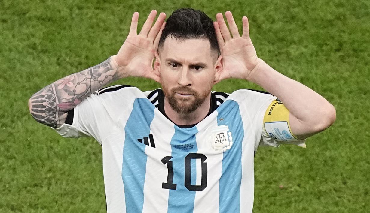Pemain Argentina, Lionel Messi merayakan gol kedua timnya ke gawang Belanda yang dicetak melalui eksekusi tendangan penalti saat perempat final Piala Dunia 2022 yang berlangsung di Stadion Lusail, Jumat (09/12/2022) waktu setempat. Laga yang awalnya imbang 2-2 hingga extratime 2x15 menit, dimenangkan oleh Argentina pada babak adu penalti dengan skor 4-3. (AP/Ariel Schalit)