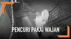 Aksi unik dilakukan seorang pencuri lantaran tak mau terlihat CCTV. Ia pun menggunakan wajah bolong untuk menutupi identitasnya.