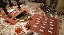 Para imam baru berbaring menghadap lantai selama upacara penahbisan yang dipimpin Paus Fransiskus di Basilika Santo Petrus, Vatikan, Minggu (22/4). Dalam acara ini Paus Fransiskus menahbiskan 16 imam baru. (Tony Gentile/Pool Photo via AP)