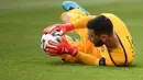 Gawang Prancis terancam, namun Hugo Lloris mampu melakukan penyelamatan ketika dirinya berhasil menangkap bola tembakan Roland Sallai dari luar kotak pinalti pada menit ke-73. (Foto: AFP/Franck Fife)