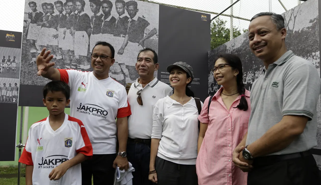 Gubernur DKI Jakarta, Anies Baswedan, melihat pameran sejarah MH Thamrin di lapangan VIJ, Petojo, Jakarta, Sabtu (16/2). Acara ini rangkaian dari Festival 125 Tahun MH Thamrin. (Bola.com/Yoppy Renato)