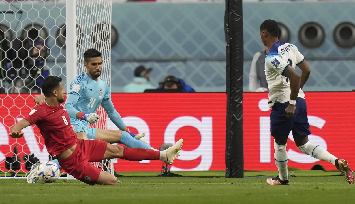 Meski selalu masuk sebagai pemain pengganti dalam kedua laga tersebut, Marcus Rashford telah mampu menyumbang 1 gol ke gawang Iran. Pada laga menghadapi Iran ia hanya bemain selama 19 menit, sementara saat berjumpa Amerika Serikat ia hanya tampil pada 12 menit terakhir. (AP/Alessandra Tarantino)
