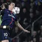 Striker PSG, Zlatan Ibrahimovic, mengontrol bola pada perempat final leg pertama Liga Champions melawan Manchester City di Stadion Parc des Princes, Prancis, Kamis (7/4/2016) dini hari WIB. Kedua tim bermain imbang 2-2. (AFP/Martin Bureau)