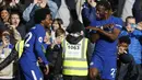 Pemain Chelsea, Michy Batshuayi (kanan) mencetak dua gol untuk kemenangan timnya saat melawan Watford  pada laga Premier League Pekan ke-9 di Stamford Bridge,  (21/10/2017). Chelsea menang 4-2. (AFP/Ian Kington)