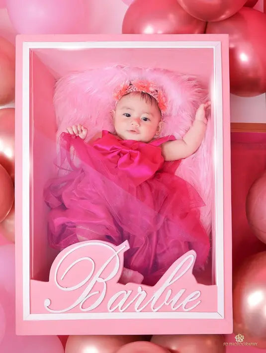 Sementara Zefanya tak kalah menggemaskan dengan dress serupa dan bando bunga yang imut [@felicyangelista_]