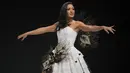 Seorang model membawakan gaun bertabur cokelat selama pertunjukan sebagai bagian dari Pameran Cokelat (Salon du Chocolat) di Paris, Prancis, Rabu (27/10/2021). Acara ini menandai pembukaan pekan raya cokelat, salah satu pameran cokelat terbesar di dunia. (AP Photo/Francois Mori)