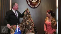 Menteri Pertanian dan Sumber Daya Air Australia, Hon Barnaby Joyce melihat selendang batik saat mengunjungi Menteri Susi, Jakarta, Rabu (7/10/2015). Indonesia dan Australia sepakat memberantas praktik illegal fishing.(Liputan6.com/Angga Yuniar)