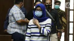 Mantan kuasa hukum Djoko S Tjandra, Anita Kolopaking bersiap menjadi saksi pada sidang lanjutan dugaan suap dan tindak pidana pencucian uang terkait kepengurusan fatwa MA dengan terdakwa Pinangki Sirna Malasari di Pengadilan Tipikor, Jakarta, Rabu (25/11/2020). (Liputan6.com/Helmi Fithriansyah)