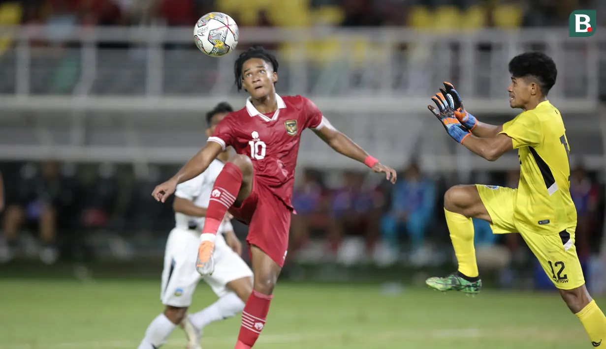 Ronaldo Kwateh yang dimasukkan pada babak kedua nyaris menambah keunggulan Timnas Indonesia U-20 pada menit ke-63. Tembakannya dari sudut sempit masih melenceng tipis di sisi kiri gawang Timnas Timor Leste U-20. (Bola.com/Ikhwan Yanuar)