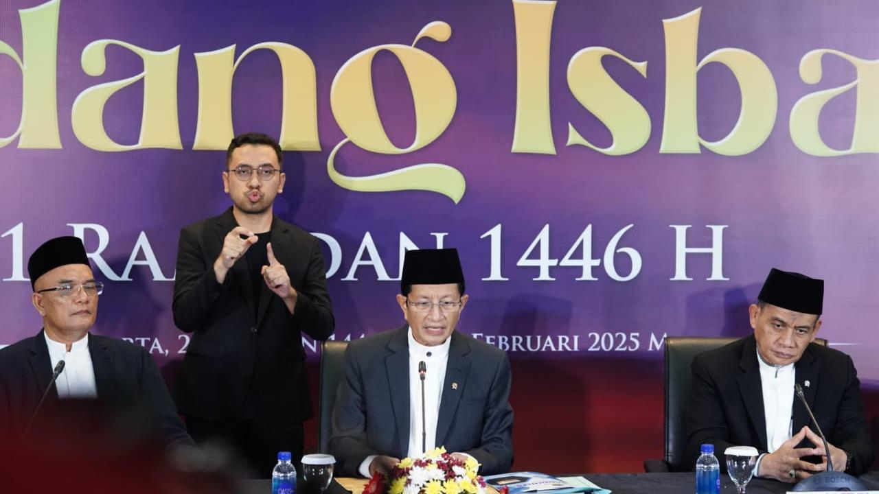 Menteri Agama Nasaruddin Umar dalam jumpa pers hasil sidang isbat penentuan awal Ramadhan 1446 H di Kantor Kementerian Agama (Kemenag) di Jakarta, Jumat (28/2/2025).