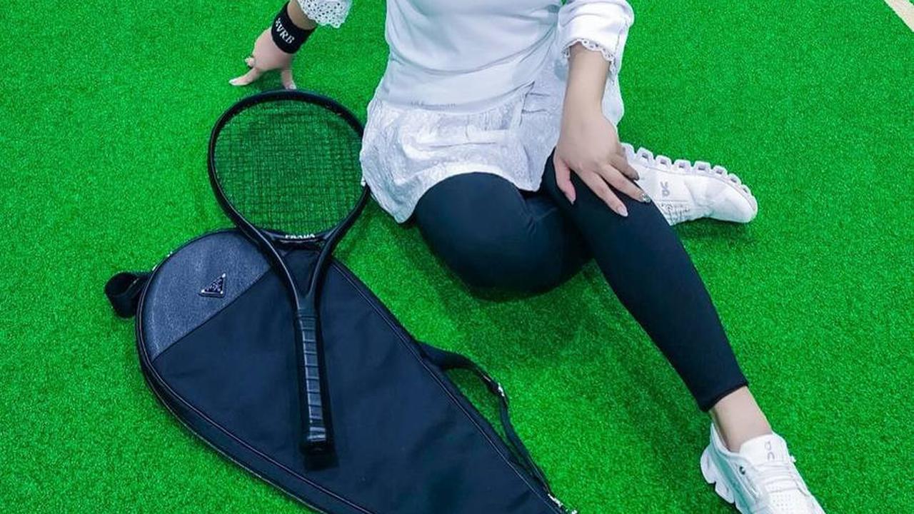 Sempat Dituding Pakai Barang KW, Ini 8 Potret Syahrini Latihan Tenis Gunakan Raket Merk Prada: Serasa Nampol Pakai Motor