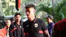 Bek Timnas Indonesia, Mees Hilgers, saat tiba di Hotel Fairmont, Jakarta pada Jumat (21/3/2025).