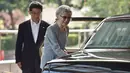 Mantan permaisuri Jepang, Michiko menaiki mobilnya sebelum meninggalkan Rumah Sakit Universitas Tokyo usai menjalani operasi kanker payudara, Selasa (10/9/2019). Michiko sempat memberi salam penghormatan kepada para dokter yang merawatnya sebelum meninggalkan rumah sakit. (Kazuhiro Nogi/Pool via AP)