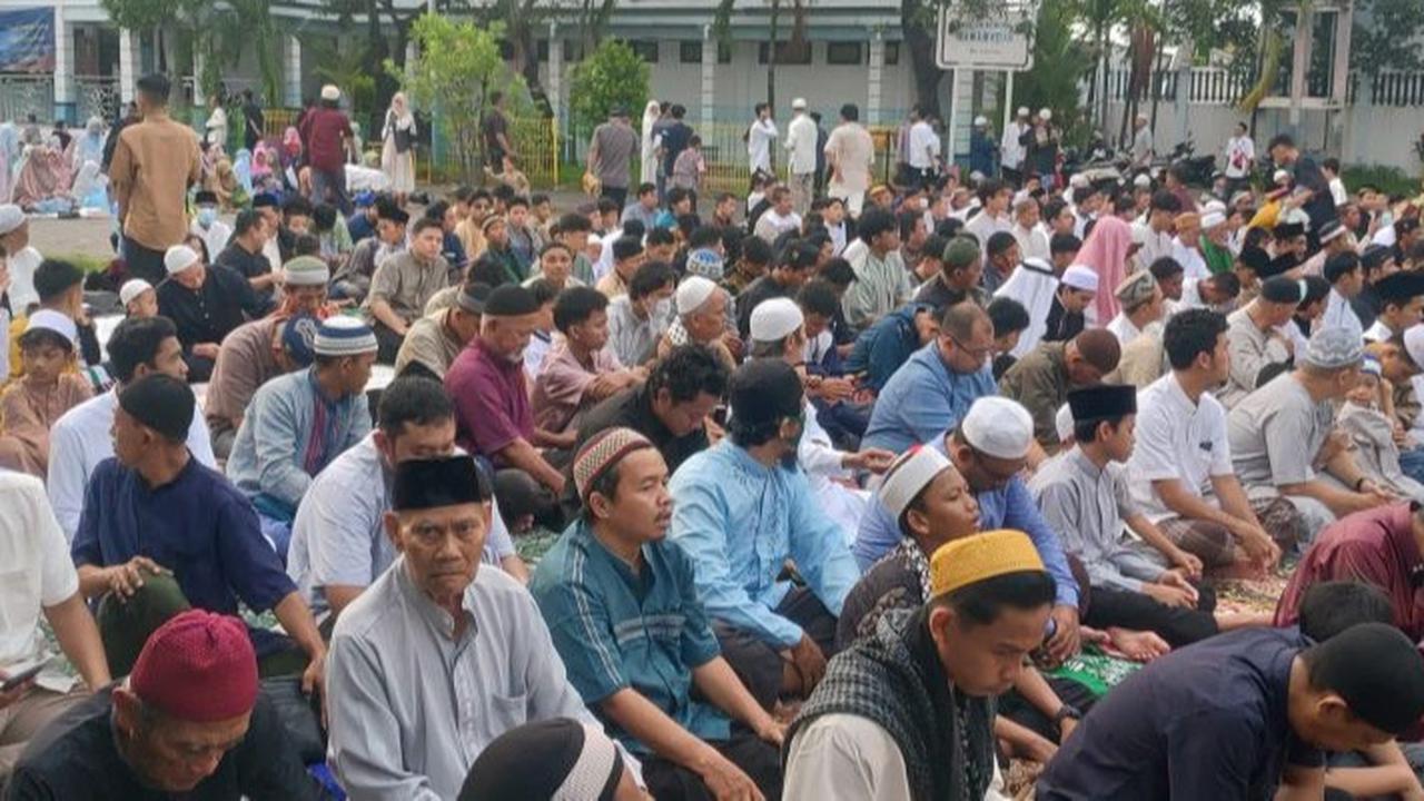 Ratusan Warga Jakarta Utara Lebaran Lebih Awal, Salad Id di Stadion Rawa Badak