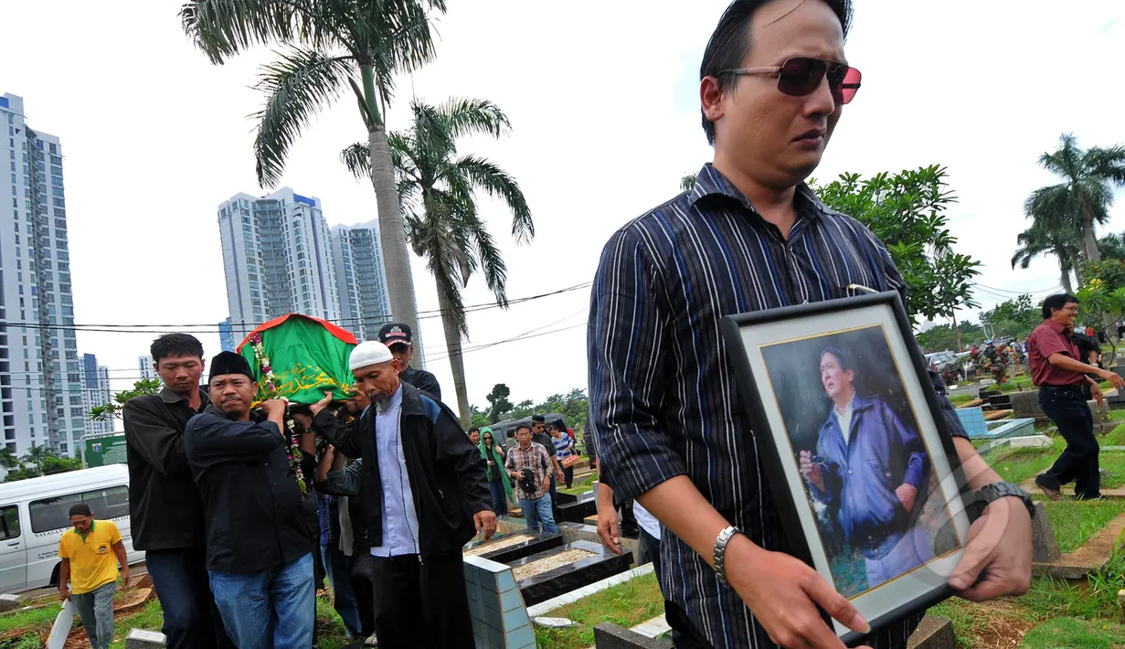 Keranda jenazah Haryanto Taslam saat tiba di TPU Keramat Pulo Kasablanka, Jakarta, Minggu (15/3/2015). Haryanto meninggal dunia pada Sabtu malam (14/3) sekitar pukul 22.22 WIB di RS Medistra, Pancoran, Jakarta. (Liputan6.com/Faisal R Syam)