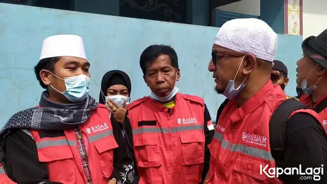 Ajak Istri Baru, Ini 7 Potret Kiwil Beri Bantuan ke Korban Banjir Malang dan Batu