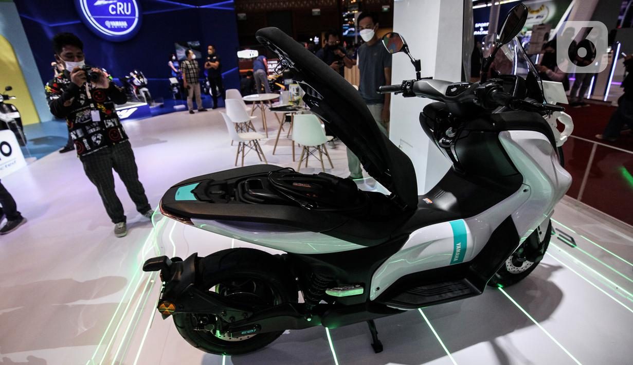 Sepeda motor listrik dipamerkan pada pembukaan Indonesia Motorcycle Show (IMOS) 2022 di Jakarta Convention Center (JCC), Jakarta, Rabu (2/11/2022). IMOS 2022 memamerkan produk dan teknologi terkini industri sepeda motor Indonesia serta berbagai perlengkapan otomotif lainnya. (Liputan6.com/Johan Tallo)