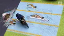 Pengendara melintasi mural yang menghiasi halaman depan Kantor Kelurahan Tegal Alur, Jakarta Barat, Rabu (18/4). Mural tersebut dibuat sebagai media informasi adanya Asian Games 2018. (Liputan6.com/Arya Manggala)