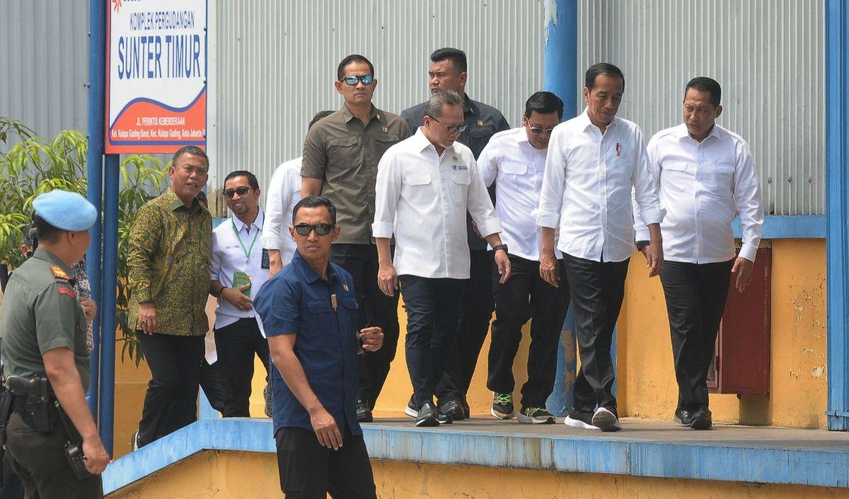 "Setelah yang di dalam gudang 1,6 juta, dalam perjalanan 400 juta sehingga stok 400 ribu ton sehingga akan ada stok 2 juta. Biasanya stok kita itu hanya 1,2 ( juta ) normal, 1,2 juta, ini kita memiliki 2 juta sehingga kita tidak usah khawatir,"<