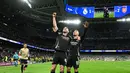 Pemain Arsenal, Gabriel Martinelli (kanan) bersama Declan Rice merayakan yang gol kedua bagi timnya saat pertandingan leg kedua perempat final Liga Champions 2024/2025 melawan Real Madrid di Stadion Santiago Bernabeu, Madrid, Spanyol pada 16 April 2025 atau Kamis 17 April 2025 dini hari WIB. (JAVIER SORIANO/AFP)